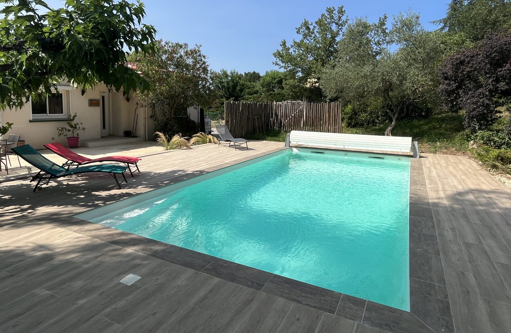 Terrasse et plage de piscine