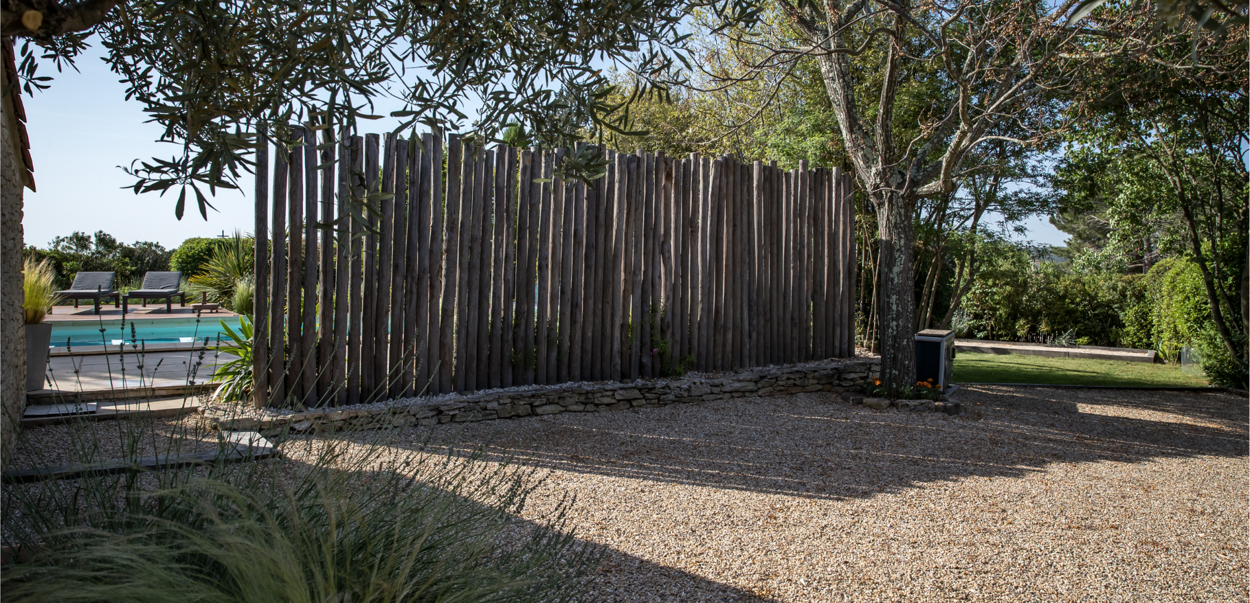 Clôturer votre jardin avec des piquets châtaigner