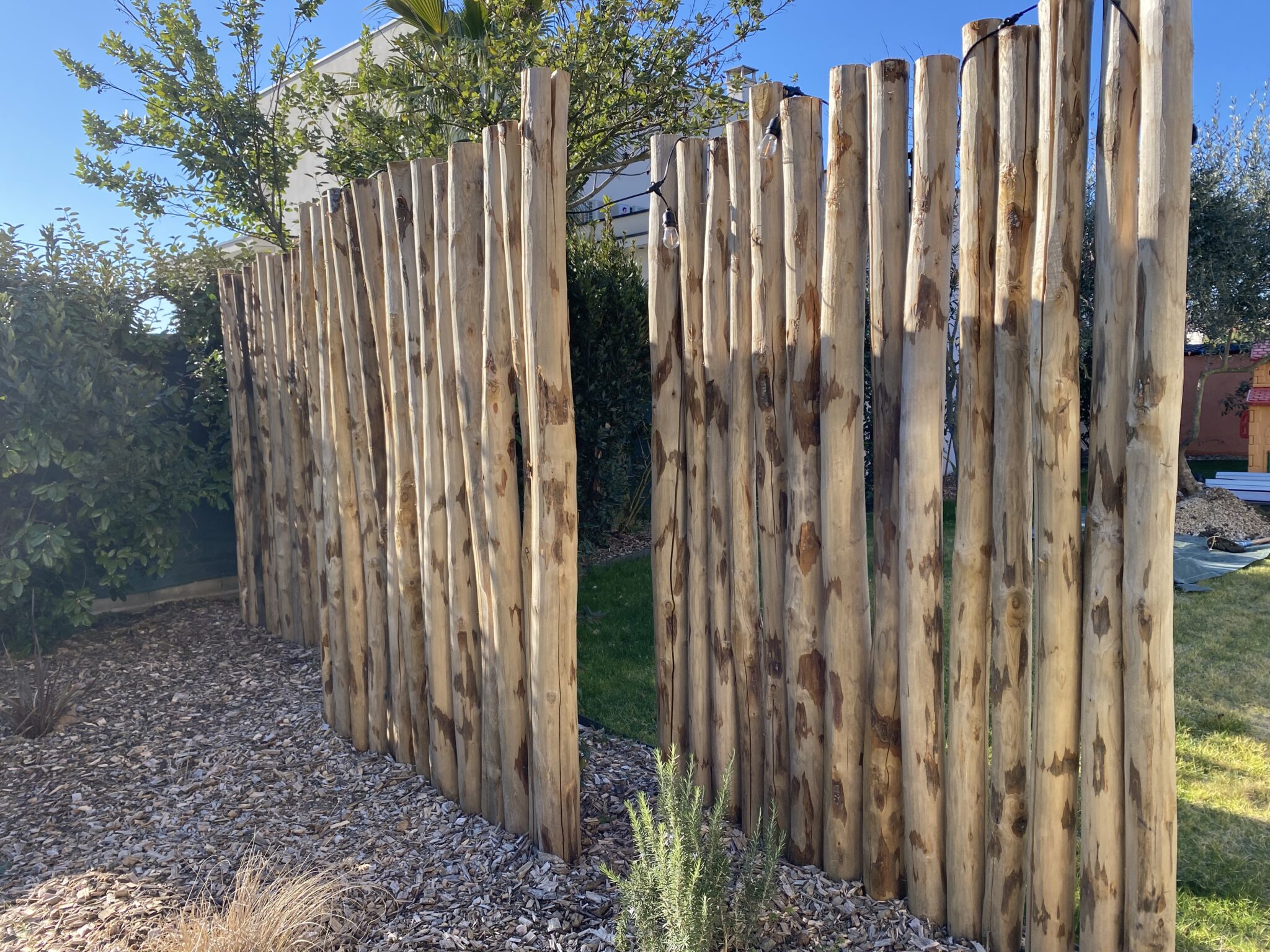 Clôturer votre jardin avec des piquets châtaigner