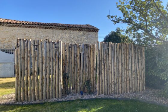 Clôturer votre jardin avec des piquets châtaignier