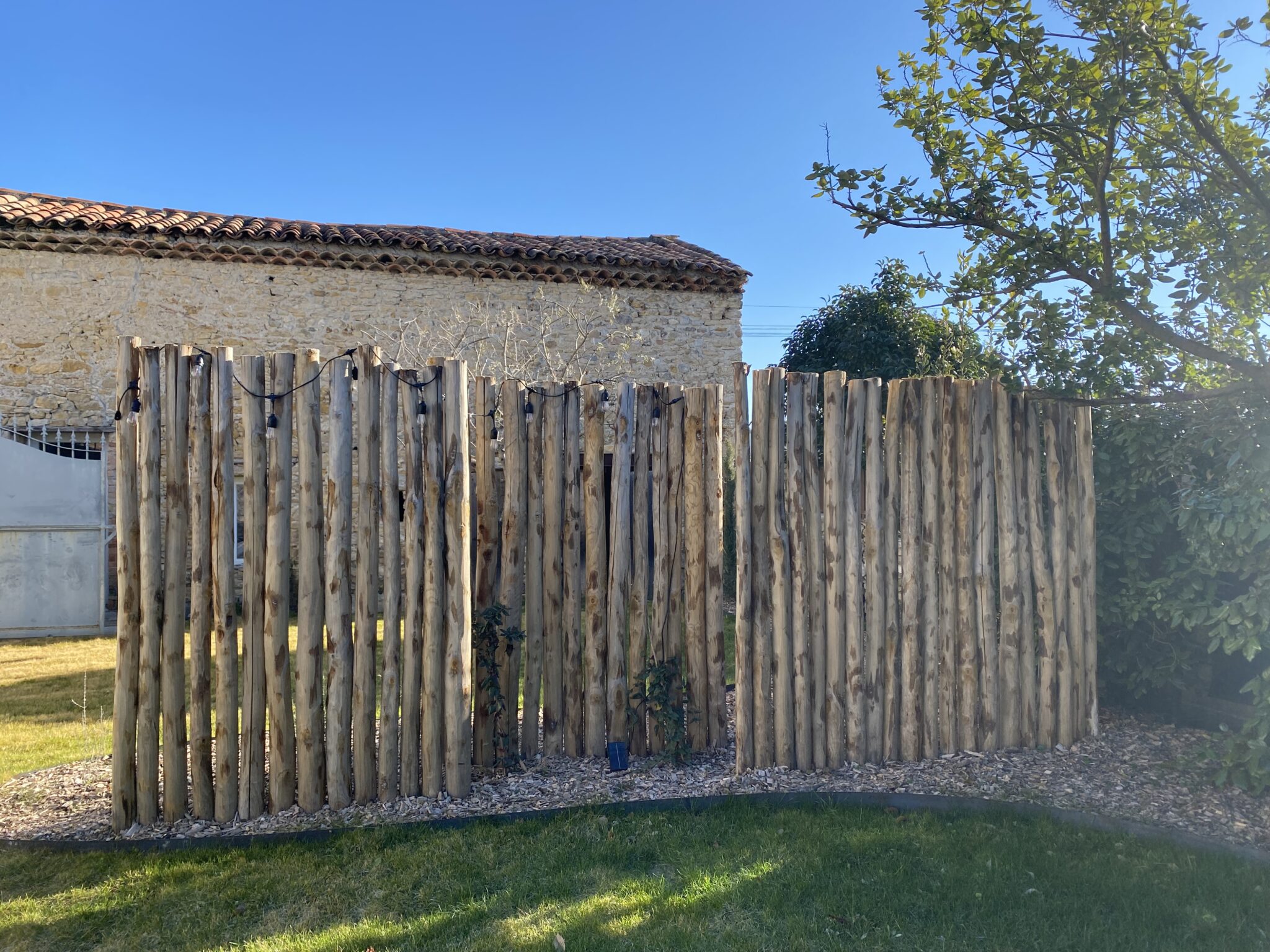 Clôturer votre jardin avec des piquets châtaignier