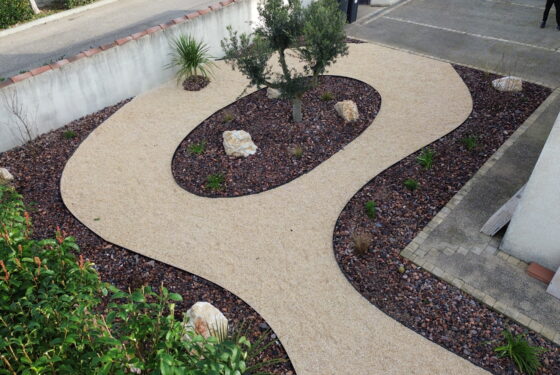 Un jardin méditerranéen dès l'entrée de votre maison