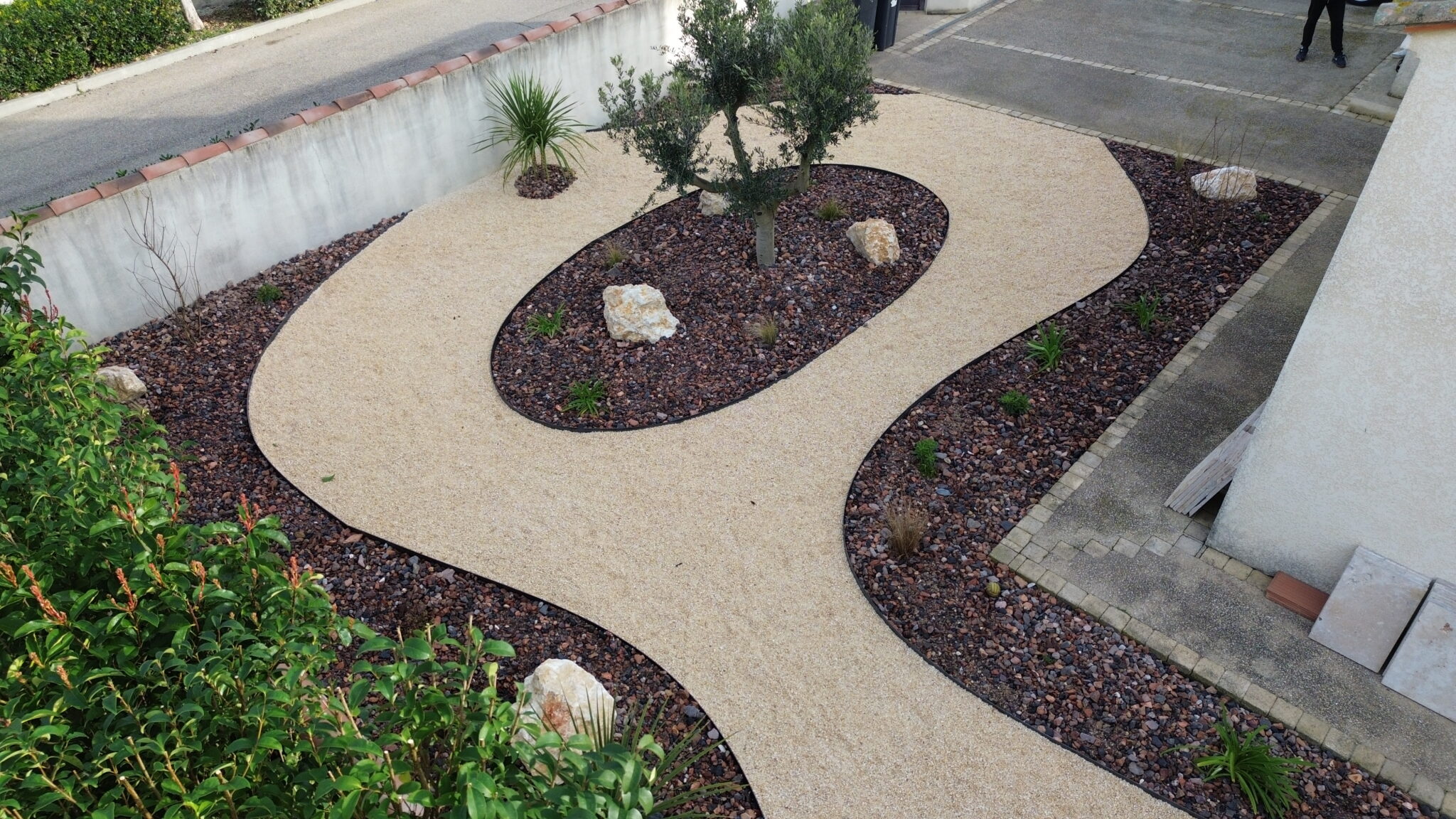 Un jardin méditerranéen dès l'entrée de votre maison